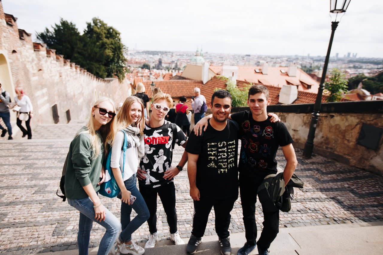 Студенты годового курса GoStudy 2019–2020 на обзорной экскурсии по Праге