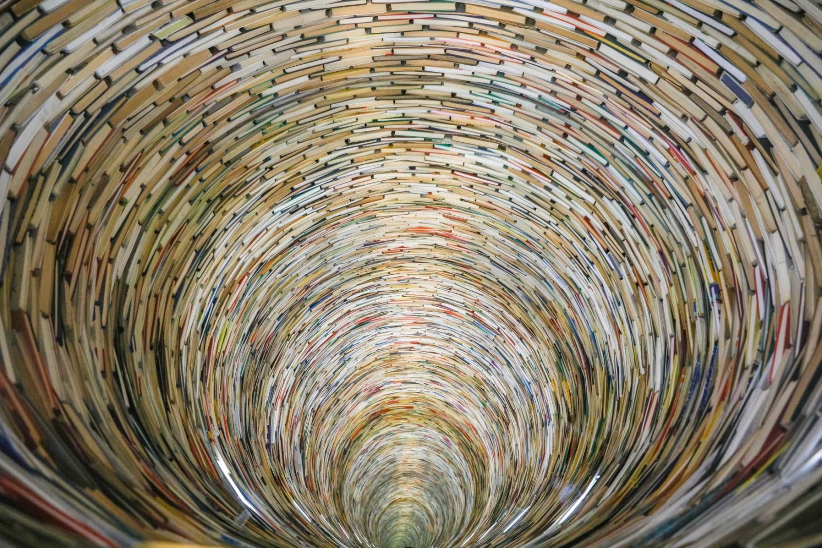 Инсталляция из книг в Пражской городской библиотеке