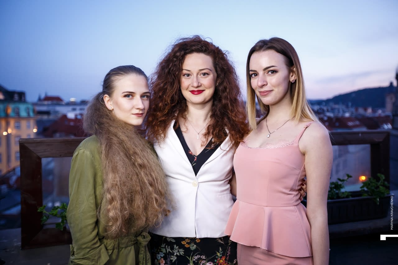 Наши выпускницы 2019 с педагогом чешского языка Катержиной Гронешовой