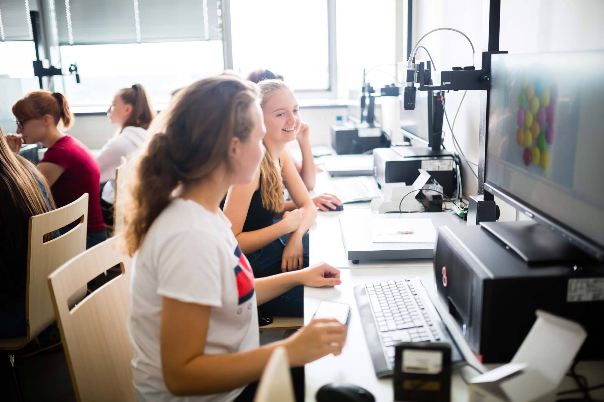 Чешский технический университет в Праге проводит летние IT-школы для девушек, цель – привлечь на технические специальности большее количество студенток