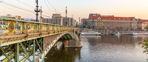 Вид на Юридический факультет Карлова университета через реку Влтава. Источник: shutterstock