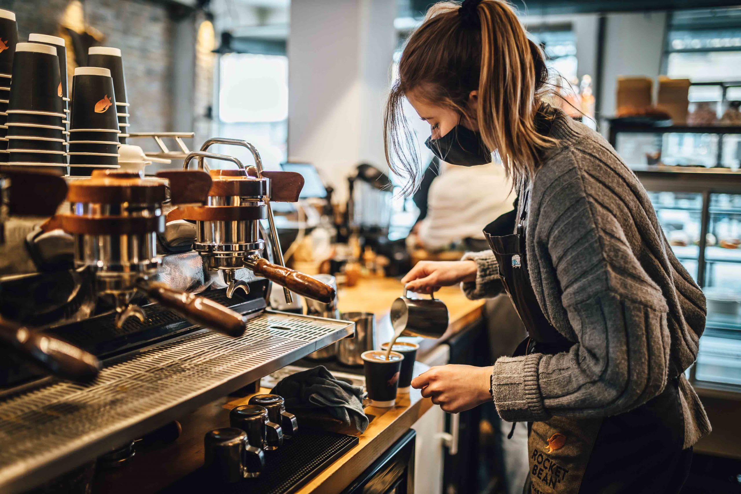 Девушка подрабатывает бариста в кофейне. Источник: shutterstock