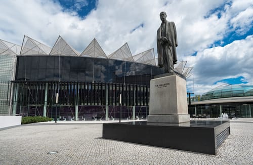  Памятник перед зданием Университета Томаша Бати в Злине. Источник: shutterstock