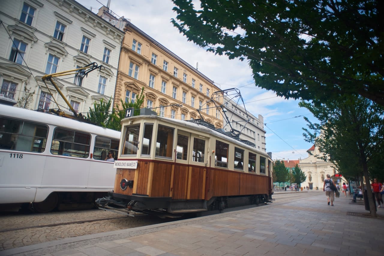 Трамвай на улице Праги. <em/>Источник: архив GoStudy”></figure>
<p class=