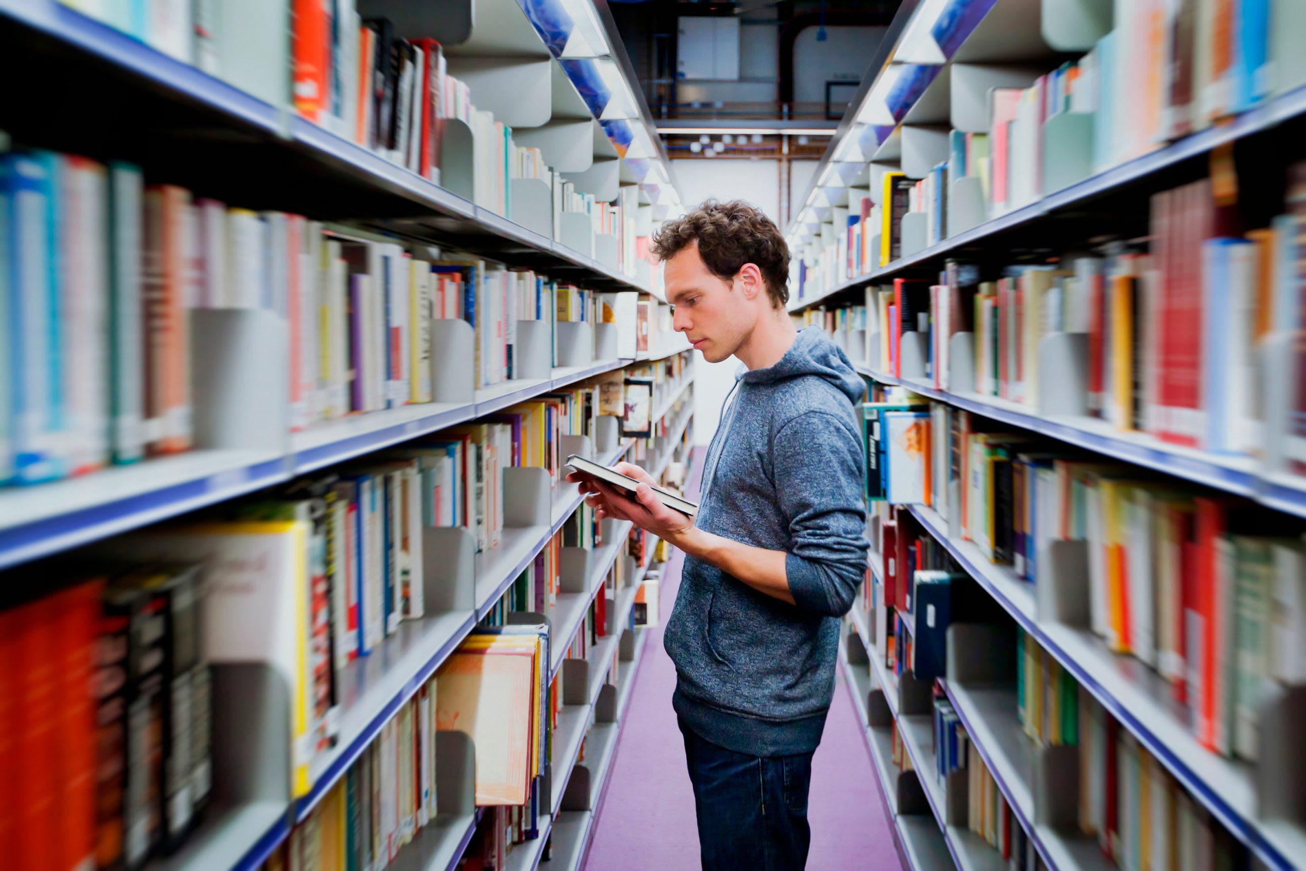 Отличное место, чтобы сфокусироваться на учебе: в чешской библиотеке можно найти редкие литературные издания. Источник: Shutterstock 