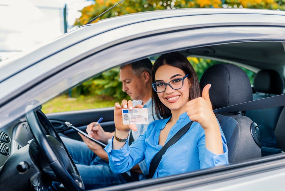 Всупереч поширеним жартам, і жінка може бути чудовим водієм. Секрет впевненості на дорозі полягає у багаторічному досвіді водіння.