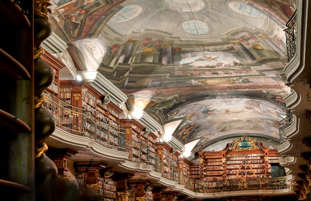 Празький комплекс Клементінум - один з найбільших у Європі, він був побудований у XVI-XVIII ст. Ключова пам'ятка – зал бібліотеки. Він оформлений у стилі бароко та прикрашений прекрасними фресками на тему науки та мистецтва.