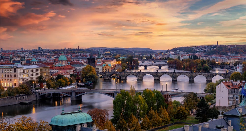 Один из самых узнаваемых и живописных кадров, которые можно сделать в чешской столице. Источник фото: Shutterstock. 