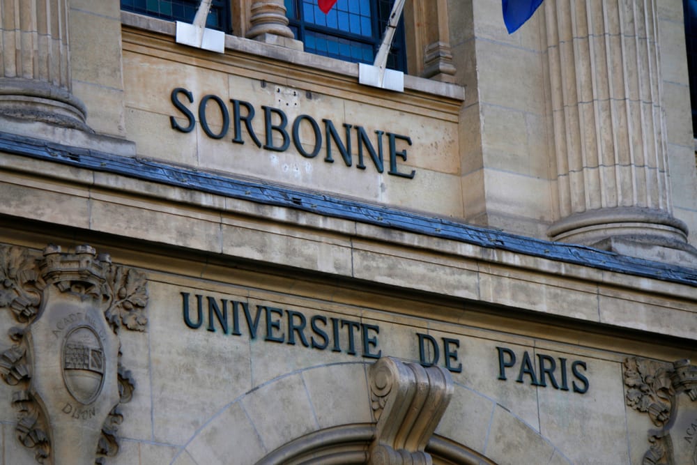 Парижский университет или Сорбонна — одно из старейших высших учебных заведений в мире. После 1968 года вуз был разделен на 13 самостоятельных учебных заведений с профильными учебными программами и выдающимися достижениями.   