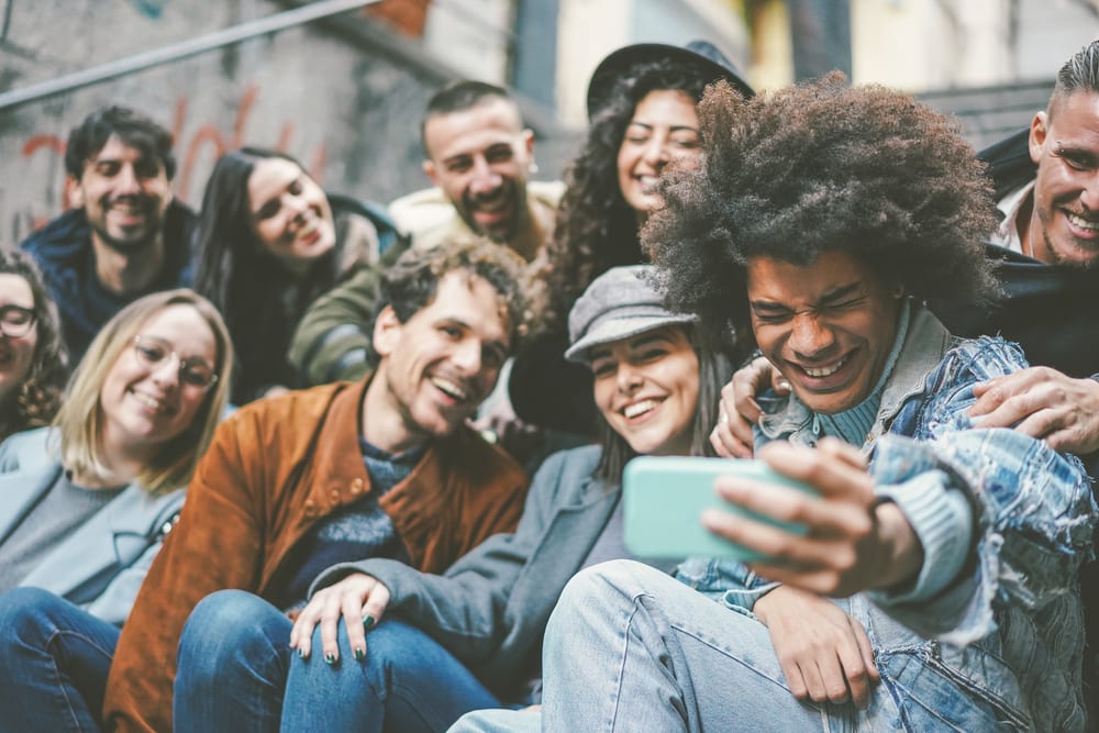 Программа Erasmus Mundus имеет два ключевых преимущества: это возможность найти новых друзей и расширить культурные горизонты. Источник фото: Shutterstock. 