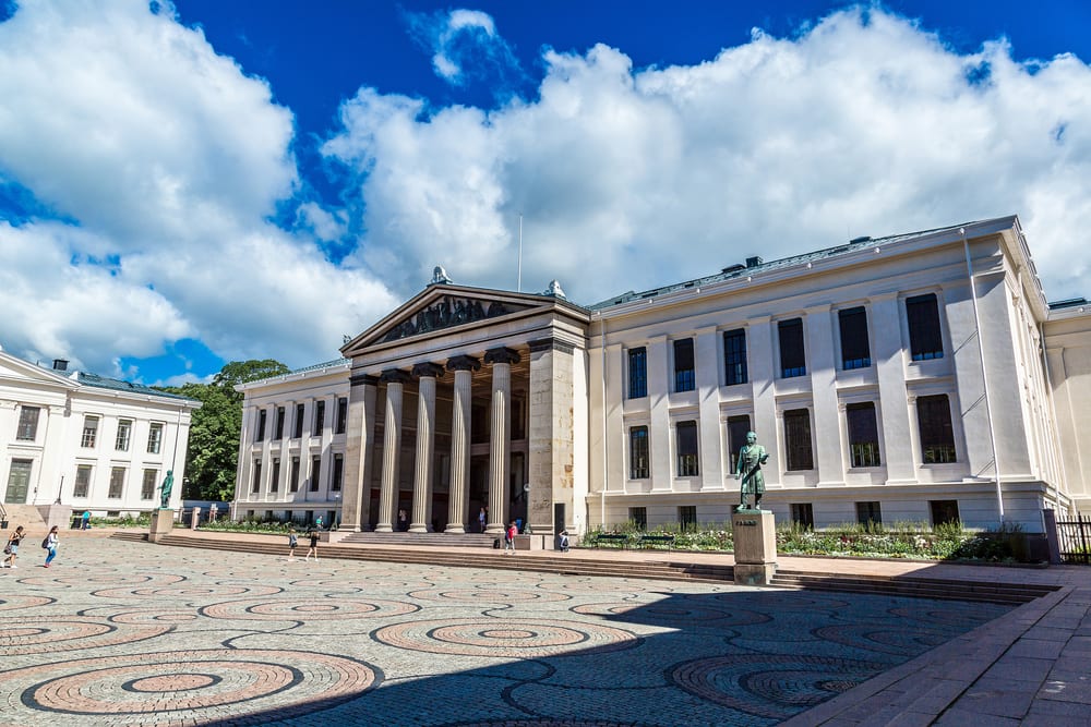 Университет Осло занимает 58 место в мире и 3 место в Скандинавии согласно рейтингу ARWU. В 2016 году занял 63 позицию в топ-200 мировых вузов по версии журнала Times Higher Education. Источник фото: Shutterstock. 