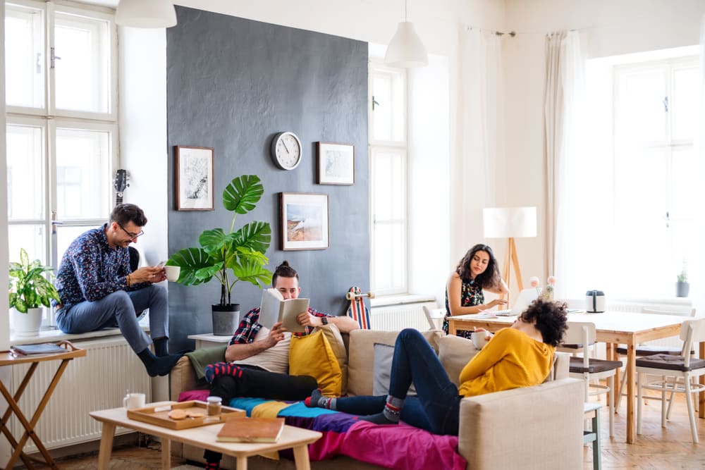 Flat sharing став дуже популярним серед студентів, які хочуть жити у квартирі, але не можуть орендувати її самостійно. Зібравшись групою в три-чотири особи, можна винайняти великі апартаменти в центрі міста за ціною приватного гуртожитку. Джерело фото: Shutterstock.