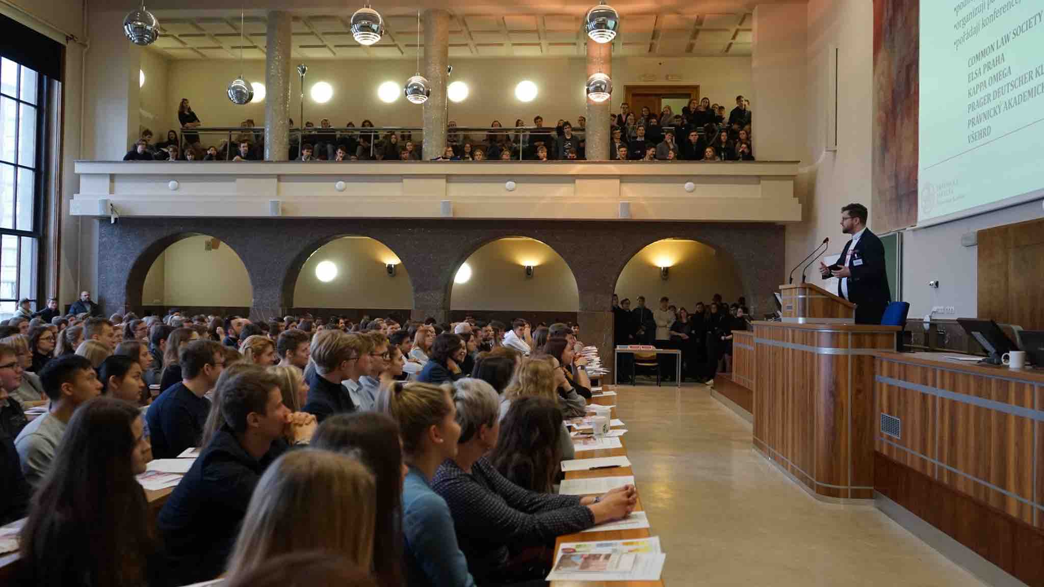 Більшість іноземних абітурієнтів вступають на юридичний факультет Карлового університету через «нульовий курс»