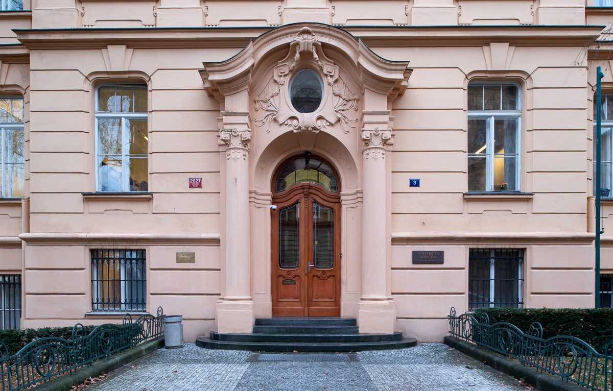 Державний іспит з чеської мови стане в нагоді при вступі на ряд чеських факультетів, наприклад на фізико-математичний факультет Карлового університету в Празі
