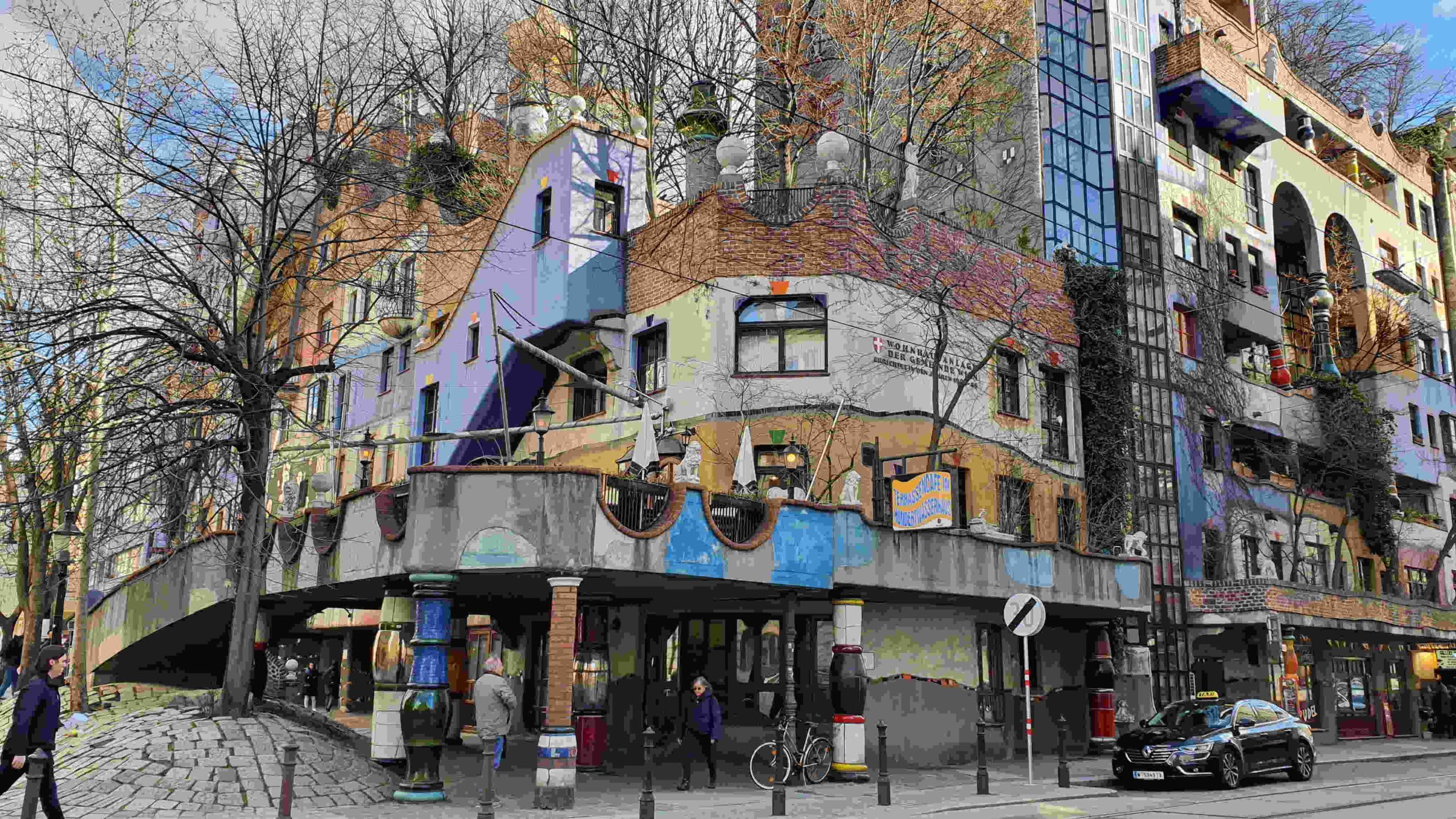 Більшість будівель у Відні мають світло-сірий колір. Проте трапляються і яскраві плями — роботи художника Фріденсрайха Хундертвассера. Він вважав, що людина не може бути щасливою в штучному середовищі будинків, що складаються з однакових клітинок, що повторюються. Джерело фото: Unsplash.