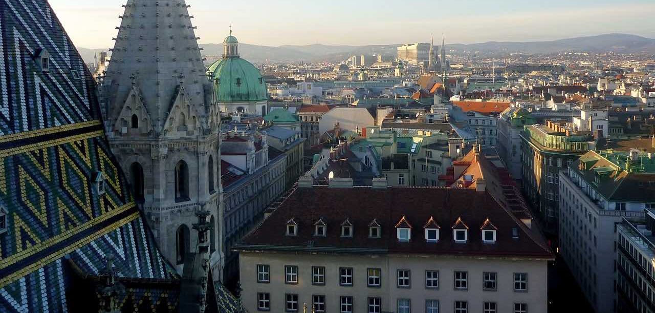 <em>Вена — это город с богатейшим культурным наследием. Люди здесь не торопятся жить, а наслаждаются каждым моментом. А еще в Вене обитает 22 вида летучих мышей — вы об этом знали? Источник фото: Shutterstock.</em>