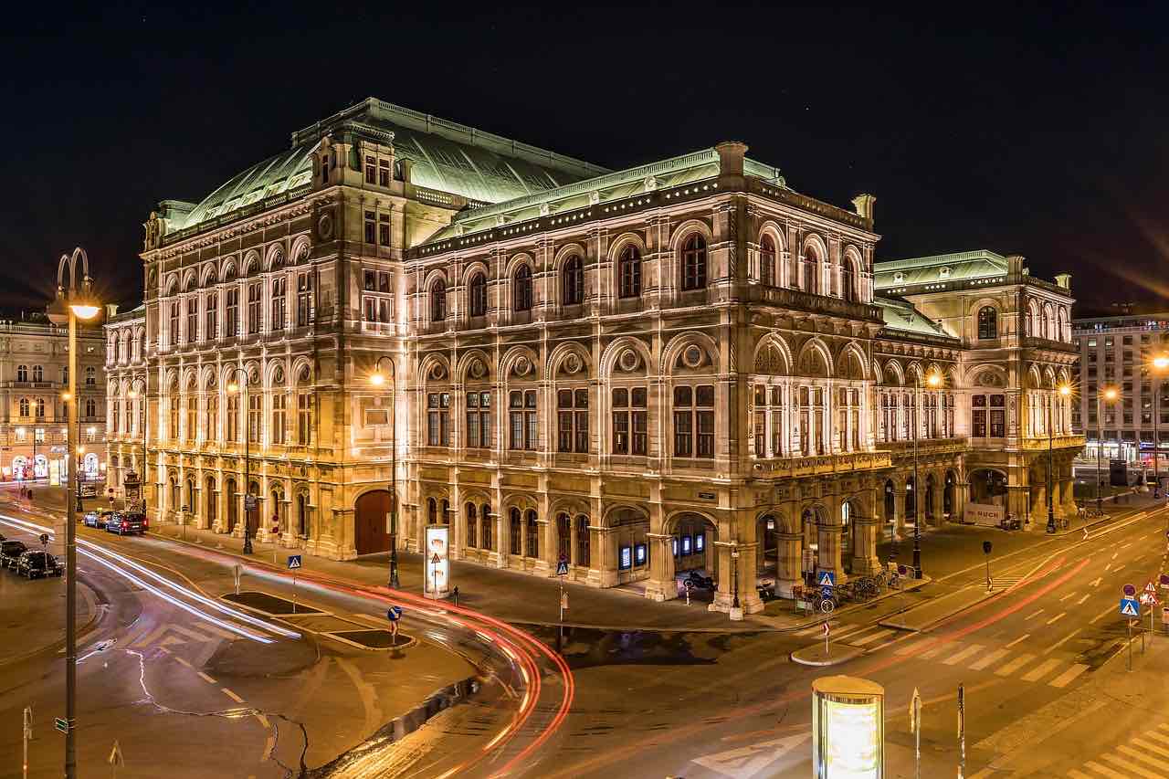<em>Венская государственная опера — один из важнейших оперных центров мира и крупнейший оперный театр в Австрии. Билеты сюда приобретают заранее. Все партии артисты исполняют на языке оригинала и без микрофона, так что зрители могут по достоинству оценить мастерство певцов. Источник фото: Pixabay.</em>